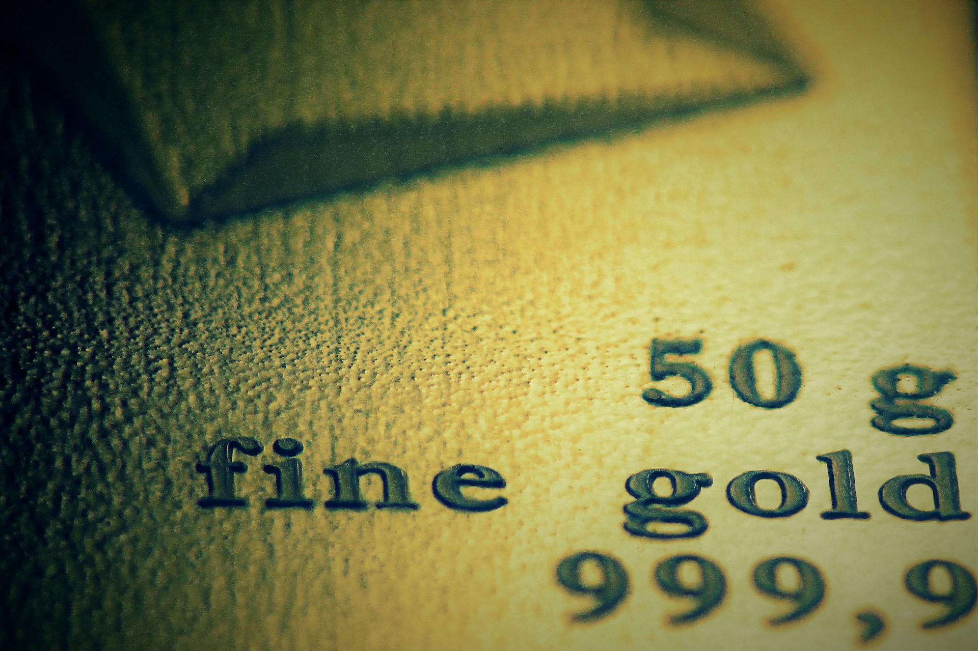 Gold Surpasses $2,660 Amid Geopolitical Tensions