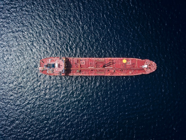 Нефть Brent колеблется у $70 на фоне опасений переизбытка предложения